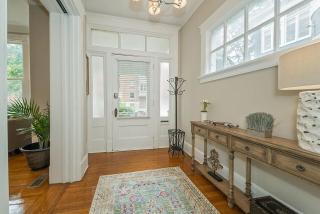 Classic Elegant 2 Bedroom 2 Bath near Eden Park - 4