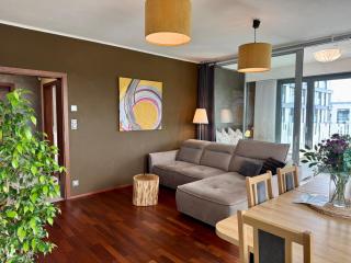 GARDEN TOWERS BOUTIQUE APARTMENT with FREE PARKING - 8
