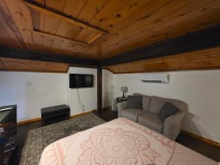 The Loft Sleeps 6 Includes Fully Equipped Kitchen, Washer, Dryer, Heat, and Air Conditioning - 9