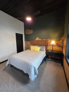 The Loft Sleeps 6 Includes Fully Equipped Kitchen, Washer, Dryer, Heat, and Air Conditioning - 1