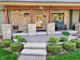 Spacious Retreat w Lake access Jacuzzi tub - 9