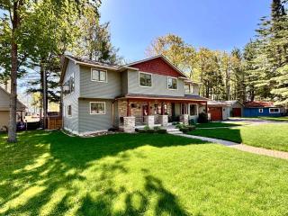 Spacious Retreat w Lake access Jacuzzi tub - 0