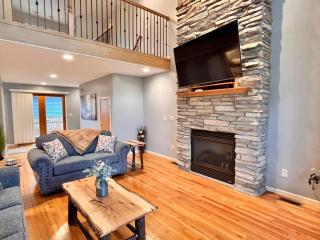 Spacious Retreat w Lake access Jacuzzi tub - 1