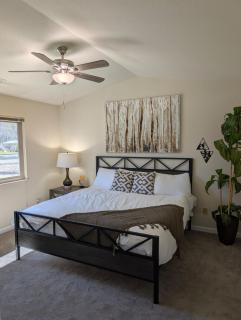 The Bungalows with Game Room, Hot Tub, BBQ, King Beds - 3