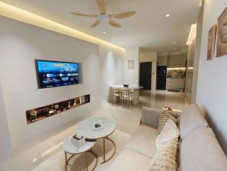 The Luxe Mansion I Ambient Modern, Mount Austin 3BR, Free 3 Carpark I Netflix Viu Movie, max 8pax - 0