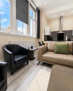 Large Flat in Edinburgh with Mountain Views - 2