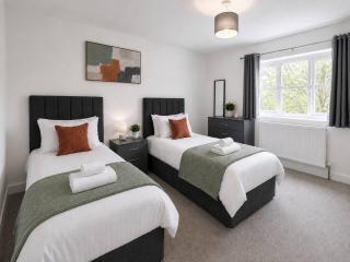 The Hayloft and Riverside I 8 Bedroom 8 Bathroom House I Driveway Parking I Work Desk I Fast Wifi I Smart TV I Self-Check-In I By Yoko Property - 9