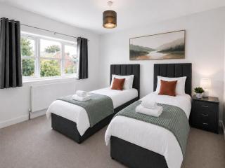The Hayloft and Riverside I 8 Bedroom 8 Bathroom House I Driveway Parking I Work Desk I Fast Wifi I Smart TV I Self-Check-In I By Yoko Property - 3