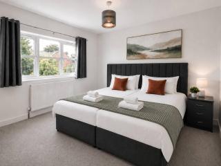 The Hayloft and Riverside I 8 Bedroom 8 Bathroom House I Driveway Parking I Work Desk I Fast Wifi I Smart TV I Self-Check-In I By Yoko Property - 2