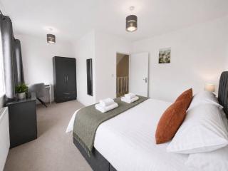 The Hayloft and Riverside I 8 Bedroom 8 Bathroom House I Driveway Parking I Work Desk I Fast Wifi I Smart TV I Self-Check-In I By Yoko Property - 1