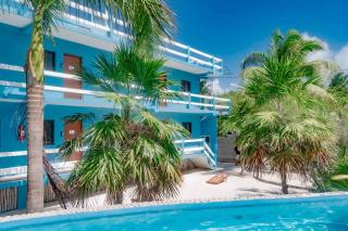 Cozy Suite for Two with WiFi AC Shared Pool Grill & Sunsets from the Rooftop - 7