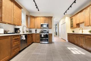 Pet Friendly 6 Bedroom Free Parking plus 5 Min From Bakery Sq - 9