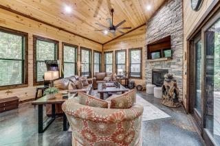 Hike, Soak & Play! Luxe Broken Bow Escape - 8