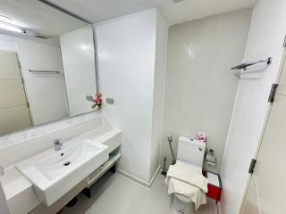 Pool access rooms Seven-seas Condo by Som - 8