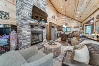 Broken Bow Cabin w/ Hot Tub! Soak, Sip & Stargaze - 2