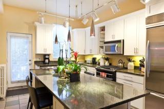 Downtown living! Sleeps 14 wEV parking balcony - 4