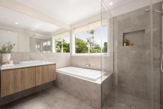 Mooloolaba Family 5 Bedroom Haven - 2