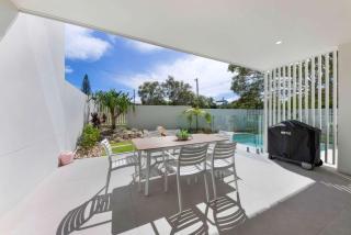 Coastal cool luxury Sunshine duplex heated pool - 7