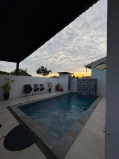 Jaco casa vacacional con piscina privada y a 200 metros del mar - 0