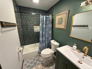 Newly updated Cozy Home with Pool, Patio, BBQ! 5BR - 8