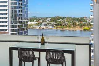 Luxe Portside Apt with River Views, Parking & Study - 9