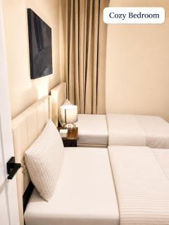 Grand 3BR Dual-Suite Mega Home - 2 Free Parking - 7