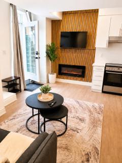 Grand 3BR Dual-Suite Mega Home - 2 Free Parking - 5