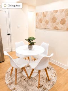 Grand 3BR Dual-Suite Mega Home - 2 Free Parking - 4