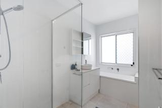 Bright 3BR 2BA Home, Near Beenleigh Shops & Train - 2