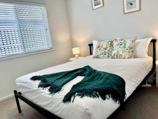 Bright 3BR 2BA Home, Near Beenleigh Shops & Train - 3