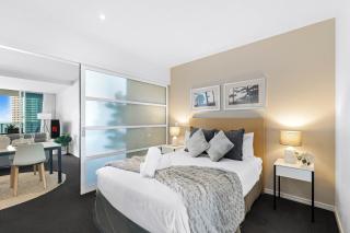 Luxury 2BR Ocean View Apartment - Hilton Residence at Surfers Paradise with 4 Pools, Kids Slide, Gym n' Spa & Free Parking - 4