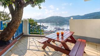 Tongyoung Blue House Spa Pension - 1