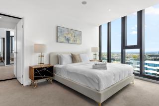 Luxe 3BR Penthouse with Rooftop Pool, Gym & Parking - 8