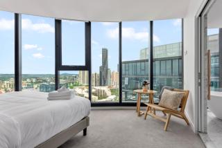 Luxe 3BR Penthouse with Rooftop Pool, Gym & Parking - 4
