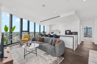 Luxe 3BR Penthouse with Rooftop Pool, Gym & Parking - 1