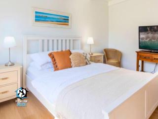 Retro Coastal Retreat with Vintage Style Sleeps 7 - 4