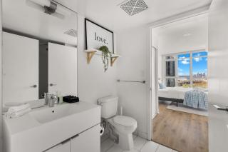 Elegant Condo, Toronto Views , CityPlace Downtown - 2