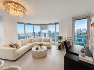 Elegant 2 Bedroom Escape in Trendy Yaletown - 0