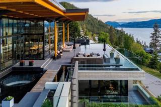 House Okanagan Lake pool views - 1