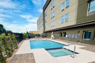 La Quinta Inn & Suites by Wyndham Phoenix West Glendale - 2