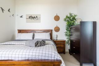 Modern 1 Bedroom in Tranquil Parklands - 8