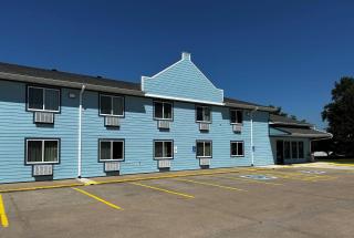 Super 8 by Wyndham Pella - 8