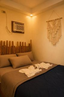 HIPIG Siargao- Classy Queen Size Stylish Room in General Luna - MAYON - 4