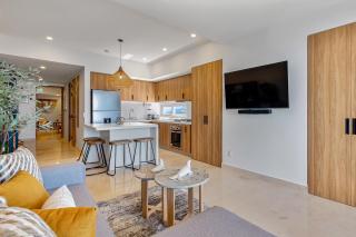 Luxury oceanfront apartment with private balcony, rooftop pool & gym access - 3