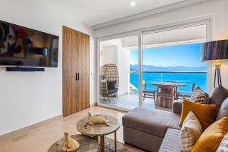 Luxury oceanfront apartment with private balcony, rooftop pool & gym access - 1