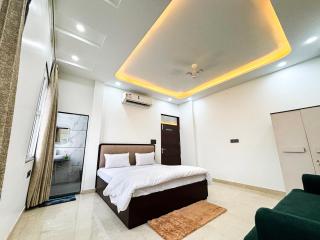 Opal Crown Homes Spacious 3BHK Apartment Near Hawa Mahal With Lift - 7