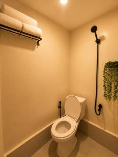 HIPIG Siargao- Classy Queen Size Stylish Room in General Luna - APO - 2