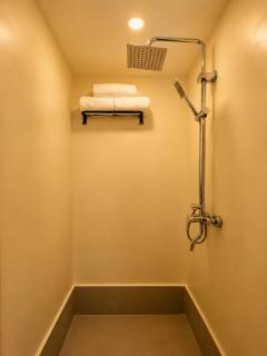 HIPIG Siargao- Classy Queen Size Stylish Room in General Luna - APO - 3