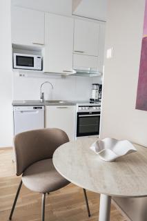 Cozy Top Floor Studio - Ailo Apartments - 3