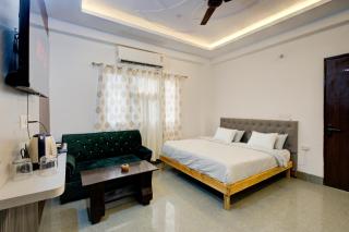Amara Inn by Sandane Homes Near Expo mart and Pari Chowk - 6